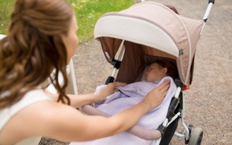 The Warmest and Coziest Stroller Blanket for Your Baby